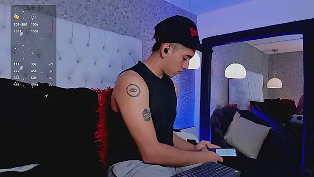 Snapshot of OliverSilverr chatting on February 23, 2025, 1:35 am OliverSilverr online show from February 23, 2025, 1:35 am