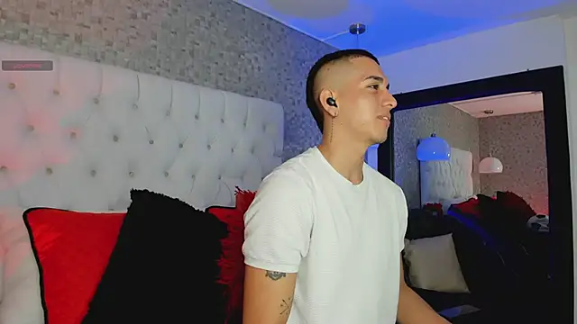 Snapshot of OliverSilverr chatting on February 27, 2025, 1:27 am OliverSilverr online show from February 27, 2025, 1:27 am