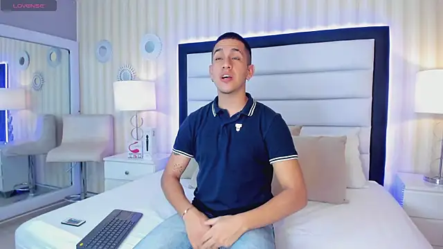 Snapshot of OliverSilverr chatting on March 7, 2025, 3:19 am OliverSilverr online show from March 7, 2025, 3:19 am