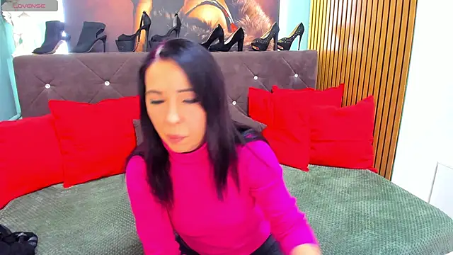 LauraSin online show from February 17, 2026, 6:58 pm