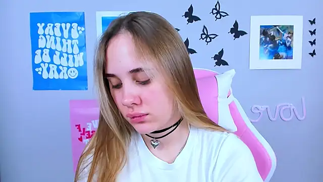 MiaMilas online show from December 23, 2024, 4:44 am