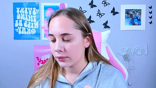 MiaMilas online show from December 25, 2024, 4:33 am