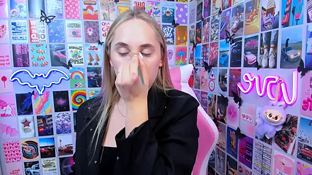 MiaMilas online show from December 22, 2025, 1:52 pm