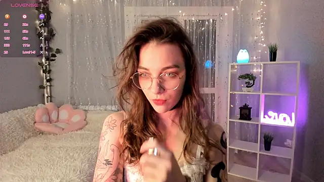 Snapshot of AraCopple chatting on December 11, 2024, 7:57 pm AraCopple online show from December 11, 2024, 7:57 pm