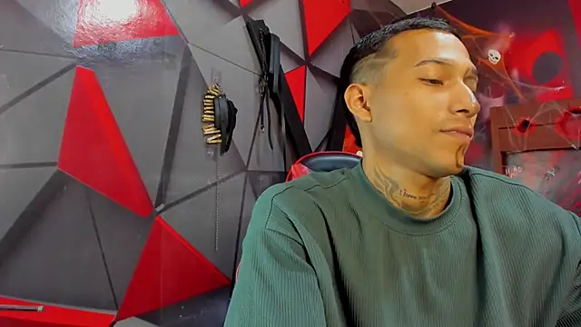 Hana and Zeta online show from October 31, 2025, 12:39 pm