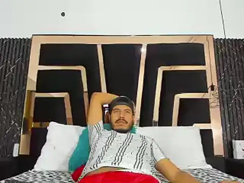 Snapshot of Mike_Bearly chatting on December 6, 2024, 12:02 am Mike Bearly online show from December 6, 2024, 12:02 am