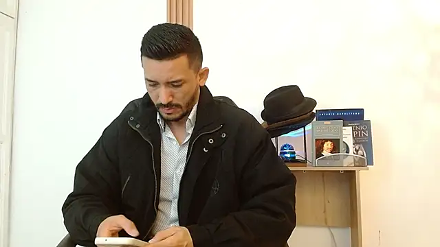 Reiko 85  online show from November 30, 2025, 2:43 pm