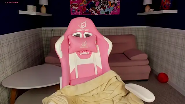 Jennifer Wadee online show from March 18, 2025, 11:53 pm