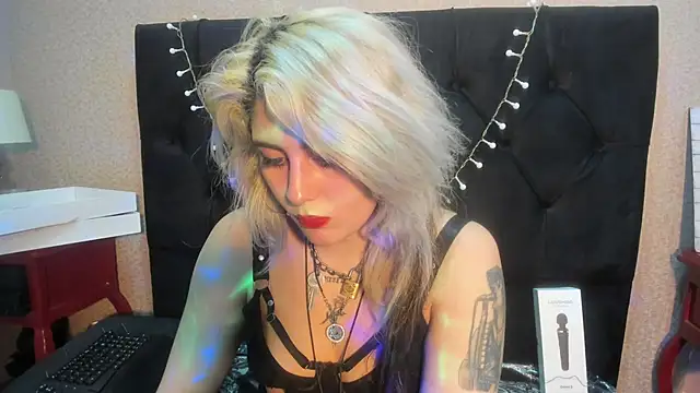 HollyWould   online show from October 23, 2025, 7:23 pm