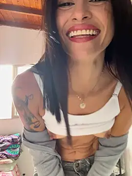 emilie xx  online show from April 13, 2026, 5:40 pm