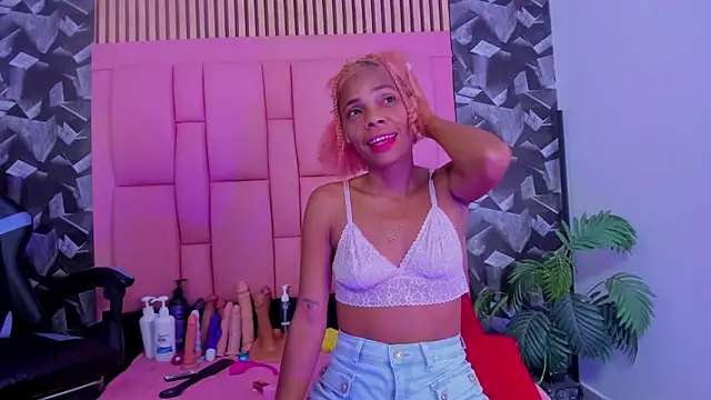 Snapshot of Brithanyslim chatting on December 1, 2025, 12:54 pm Brithanyslim online show from December 1, 2025, 12:54 pm