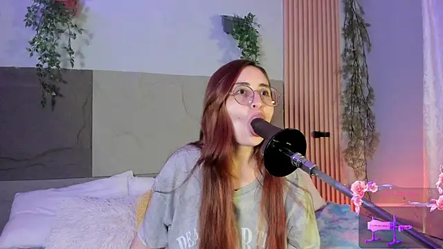 centaurigirl online show from April 1, 2026, 4:57 am