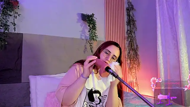 centaurigirl online show from April 14, 2026, 4:40 am