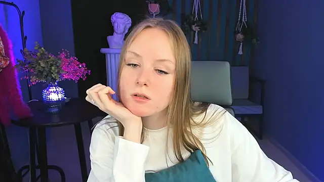 VivienLeeigh online show from December 18, 2024, 1:02 pm