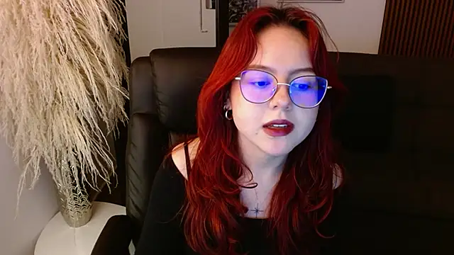 Snapshot of crimson_tati_ chatting on December 13, 2024, 7:25 am crimson tati  online show from December 13, 2024, 7:25 am