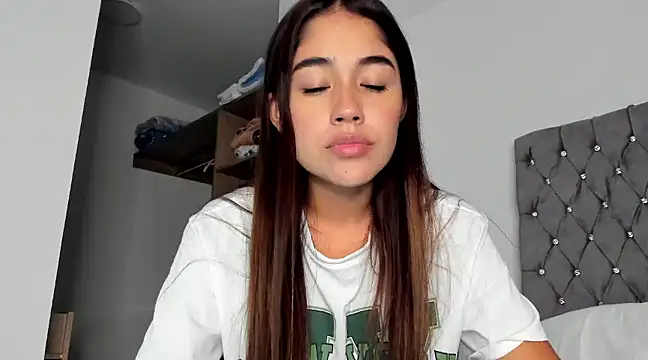 Snapshot of AriaMontgomery chatting on December 12, 2024, 3:32 am AriaMontgomery online show from December 12, 2024, 3:32 am