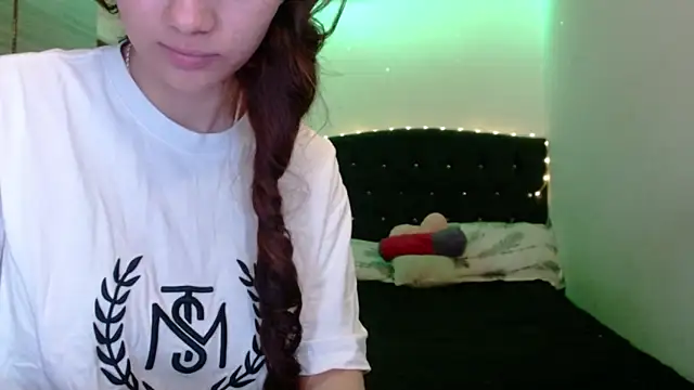 holy juli online show from May 25, 2026, 4:07 am
