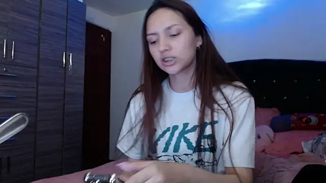 Snapshot of holy_juli chatting on July 18, 2026, 3:44 am holy juli online show from July 18, 2026, 3:44 am