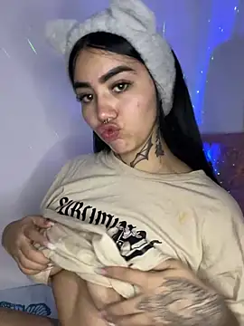 Snapshot of Nickiiiii chatting on January 17, 2025, 5:32 am Nickiiiii online show from January 17, 2025, 5:32 am