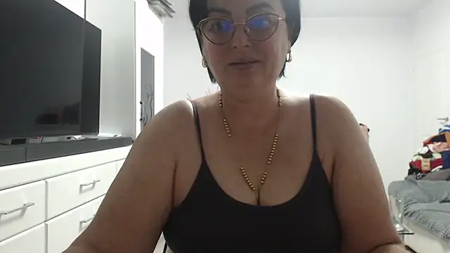 Amandamuller1982 online show from November 1, 2025, 8:00 pm