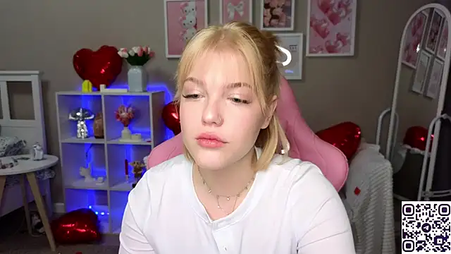 Snapshot of Maya_Rave chatting on February 15, 2025, 3:31 am Maya Rave online show from February 15, 2025, 3:31 am