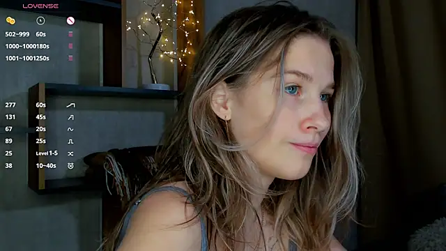 LinaCristonsen online show from December 4, 2024, 4:38 pm