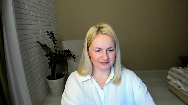 Snapshot of Alicee_Gracee chatting on February 16, 2026, 7:43 pm Alicee Gracee online show from February 16, 2026, 7:43 pm