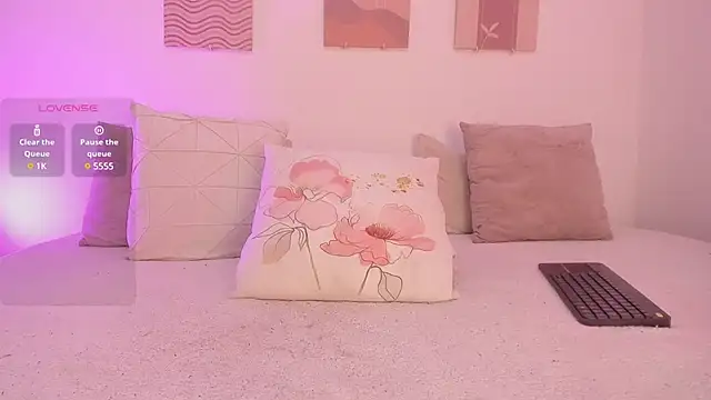 Snapshot of Mia_Heartt chatting on February 9, 2025, 7:19 pm Mia Heartt online show from February 9, 2025, 7:19 pm