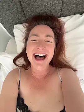 LouiseTswing online show from June 11, 2026, 3:32 pm