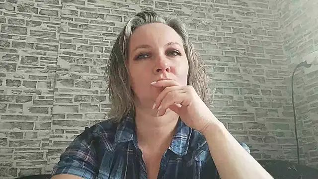 EdithManning online show from March 19, 2025, 6:24 am