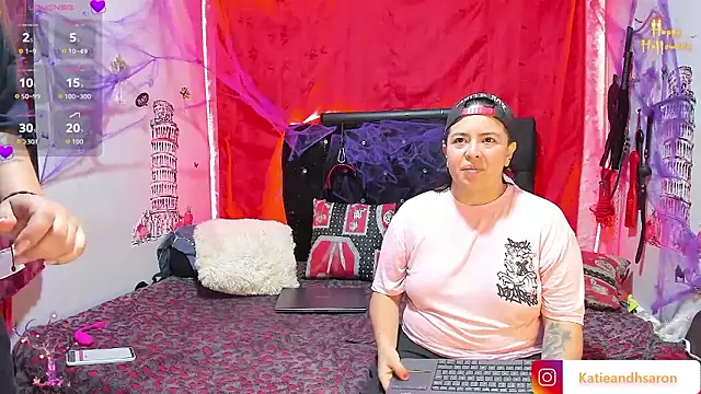 Snapshot of katieeandsharonn chatting on October 20, 2025, 1:11 pm katieeandsharonn online show from October 20, 2025, 1:11 pm