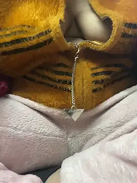 Snapshot of Hot-Anuska chatting on January 17, 2025, 11:27 am Hot-Anuska online show from January 17, 2025, 11:27 am