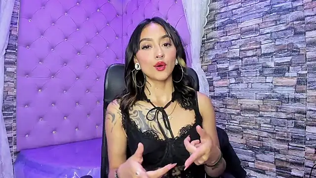 Snapshot of Miaa_Thopmson chatting on October 21, 2025, 3:57 pm Miaa Thopmson online show from October 21, 2025, 3:57 pm
