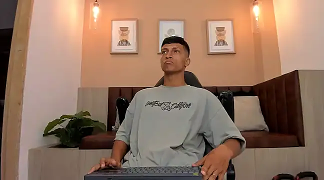 Snapshot of wolf_james123 chatting on February 3, 2025, 1:51 pm wolf james123 online show from February 3, 2025, 1:51 pm