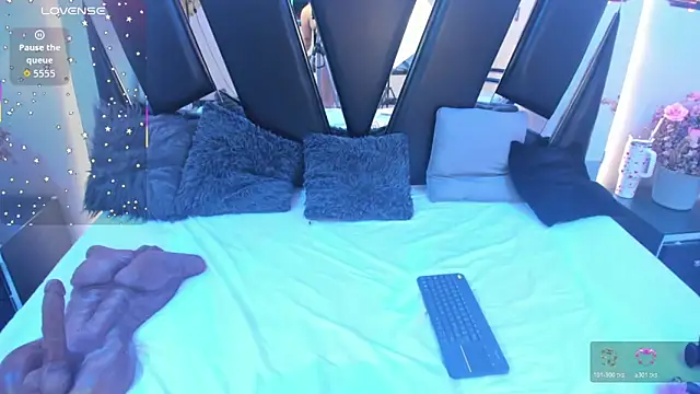 antonelllepiercee online show from November 26, 2025, 11:22 am