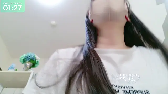 Snapshot of -SHIZUKU- chatting on October 12, 2025, 4:28 pm -SHIZUKU- online show from October 12, 2025, 4:28 pm