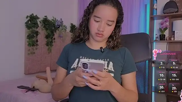 emilyrouxe online show from April 12, 2026, 3:50 pm