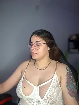 Snapshot of Yuli_zuha chatting on December 8, 2024, 6:01 am Yuli zuha online show from December 8, 2024, 6:01 am