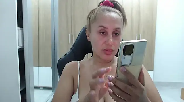 Snapshot of RoxanaLove9 chatting on December 24, 2024, 11:22 pm RoxanaLove9 online show from December 24, 2024, 11:22 pm