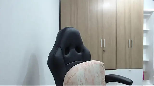 Snapshot of RoxanaLove9 chatting on November 18, 2025, 9:19 pm RoxanaLove9 online show from November 18, 2025, 9:19 pm