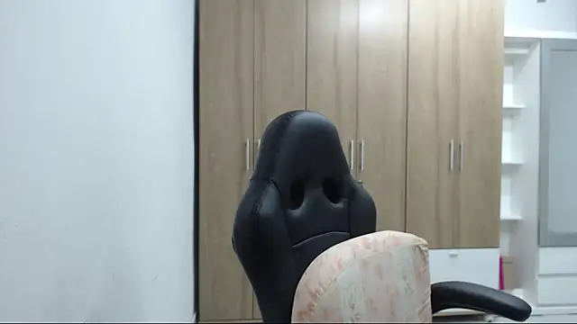 Snapshot of RoxanaLove9 chatting on November 20, 2025, 1:28 am RoxanaLove9 online show from November 20, 2025, 1:28 am