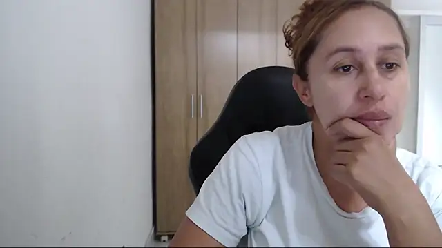 Snapshot of RoxanaLove9 chatting on November 20, 2025, 5:45 pm RoxanaLove9 online show from November 20, 2025, 5:45 pm