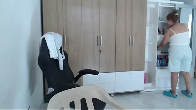 Snapshot of RoxanaLove9 chatting on November 22, 2025, 5:56 pm RoxanaLove9 online show from November 22, 2025, 5:56 pm