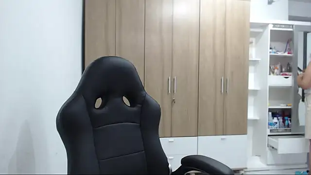 Snapshot of RoxanaLove9 chatting on December 5, 2025, 8:49 pm RoxanaLove9 online show from December 5, 2025, 8:49 pm