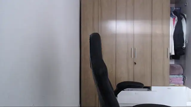 Snapshot of RoxanaLove9 chatting on December 15, 2025, 8:35 pm RoxanaLove9 online show from December 15, 2025, 8:35 pm