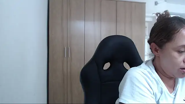 Snapshot of RoxanaLove9 chatting on December 17, 2025, 5:08 pm RoxanaLove9 online show from December 17, 2025, 5:08 pm