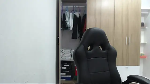 Snapshot of RoxanaLove9 chatting on February 18, 2026, 8:27 pm RoxanaLove9 online show from February 18, 2026, 8:27 pm