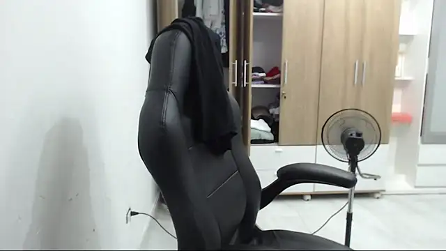 Snapshot of RoxanaLove9 chatting on March 5, 2026, 2:07 am RoxanaLove9 online show from March 5, 2026, 2:07 am