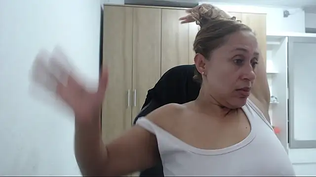 Snapshot of RoxanaLove9 chatting on March 13, 2026, 10:27 pm RoxanaLove9 online show from March 13, 2026, 10:27 pm