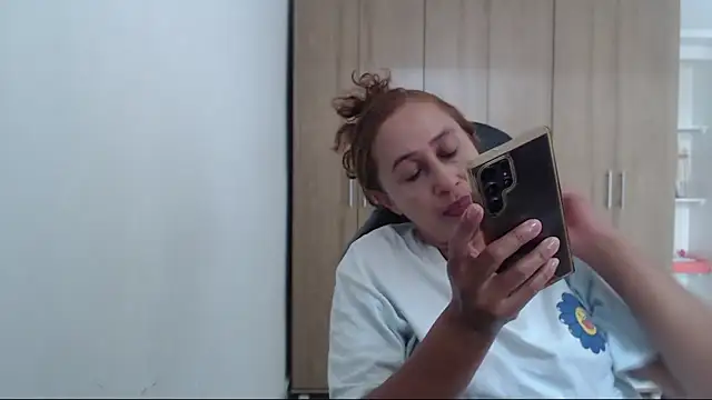 Snapshot of RoxanaLove9 chatting on March 25, 2026, 5:19 pm RoxanaLove9 online show from March 25, 2026, 5:19 pm